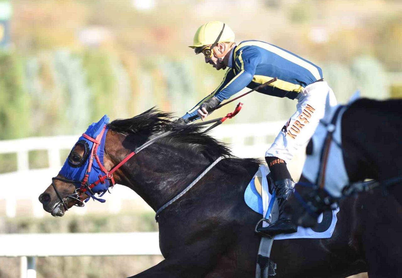 75. Yıl Ankara Hipodromu’nda yapılan 45. Cumhuriyet Koşusu'nu Mehmet Akbaş'ın