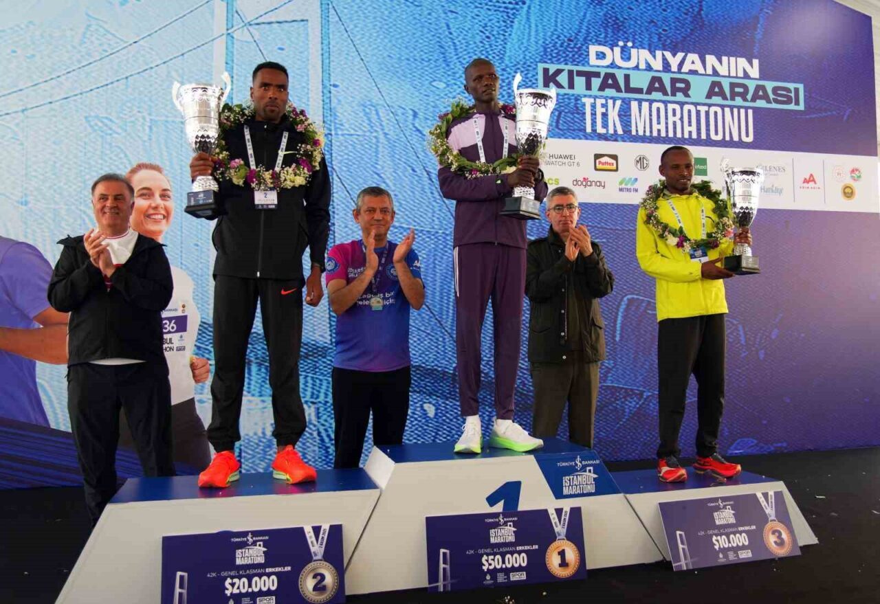 47. İstanbul Maratonu’nda başarılı olan sporculara ödülleri, Sultanahmet Meydanı’nda düzenlenen