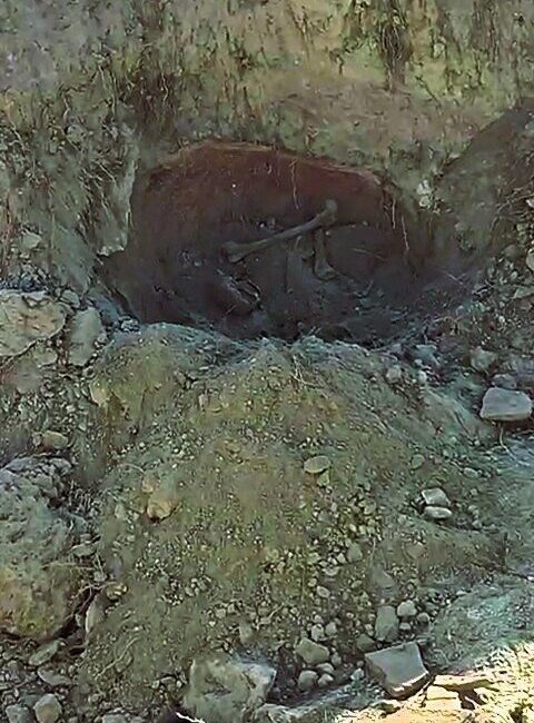 Denizli’de Su Borusu Kazısında Tarihi İskelet Kalıntıları ve Küpler Bulundu Denizli'nin Acıpayam ilçesinde, su borusu döşerken birtakım kemik parçaları ve