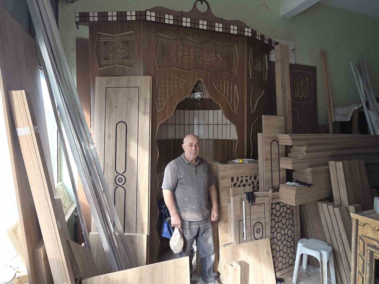 Zonguldak'ın Alaplı ilçesinde 50 yıldır mobilya imalatı yapan 65 yaşındaki