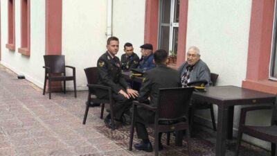 Kırklareli Huzurevi'ni ziyaret eden 55. Mekanize Piyade Tugay Komutanlığı personeli,