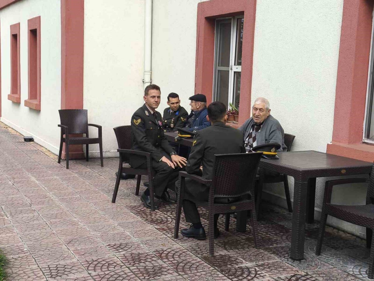 Kırklareli Huzurevi'ni ziyaret eden 55. Mekanize Piyade Tugay Komutanlığı personeli,