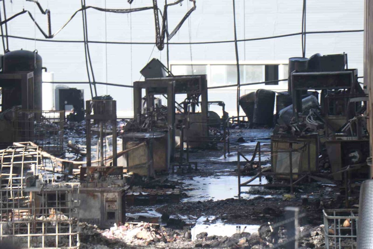 Kocaeli'nin Gebze ilçesinde bir parfüm dolum tesisinde çıkan yangında 6