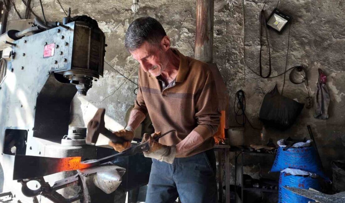 Siirt'te 60 yaşındaki Musa İrey, 45 yıldır babadan kalma demircilik