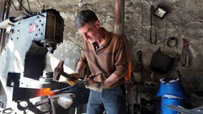 Siirt'te 60 yaşındaki Musa İrey, 45 yıldır babadan kalma demircilik