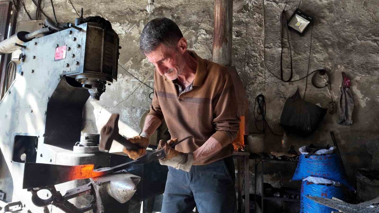 Siirt'te 60 yaşındaki Musa İrey, 45 yıldır babadan kalma demircilik