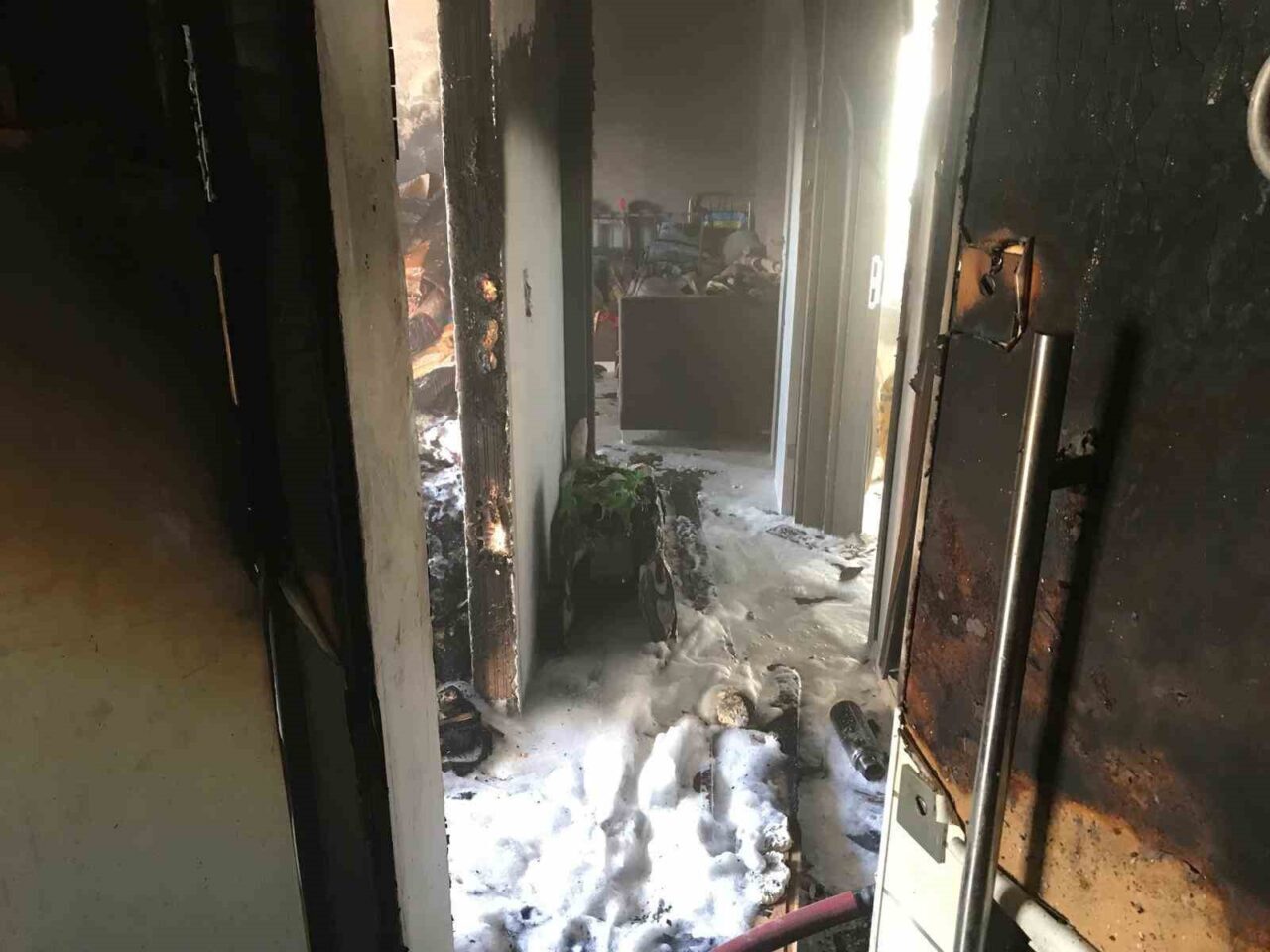 Bandırma'da 5 katlı bir apartmanın 3. katında çıkan yangın, çocuk