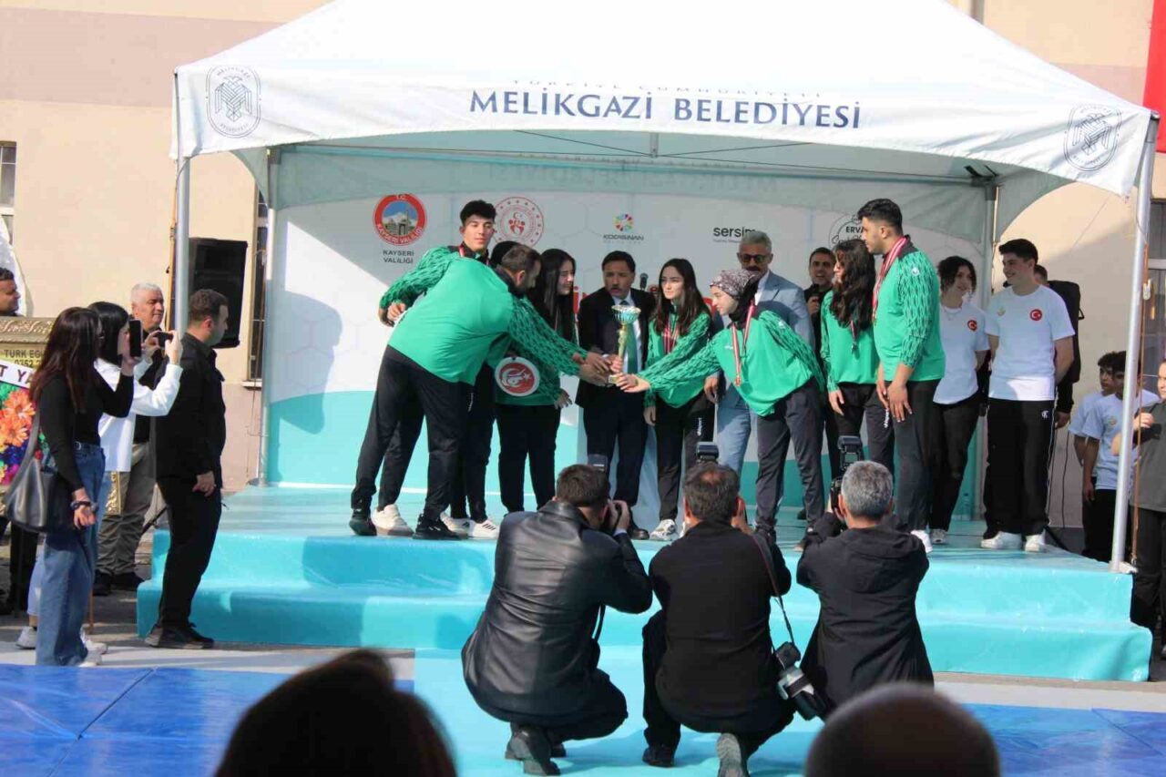 Kayseri'de 62. ERVA SERSİM İbrahim Ustaoğlu Spor Okulu açıldı. Vali