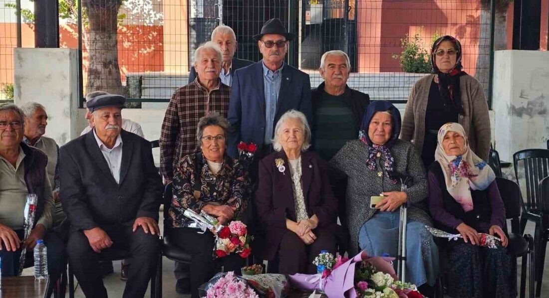 85 Yaşındaki Ayten Öğretmen, 62 Yıl Sonra İlk Öğrencileriyle Bir Araya Gelerek Öğretmenler Günü’nü Kutladı Marmaris Çetibeli Mahallesi'nde 1958'de öğretmenlik kariyerine başlayan 85 yaşındaki Ayten