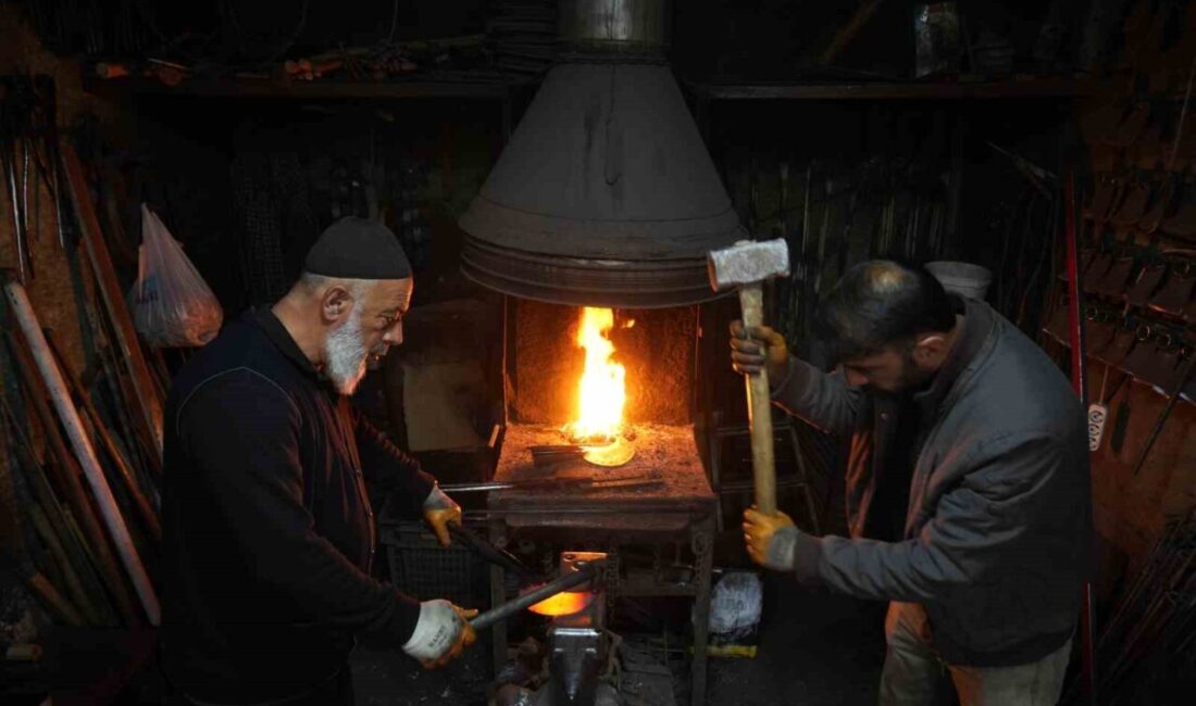 Muş'ta 63 yaşındaki Halit Pınar, 50 yıldır demircilik yaparak bu