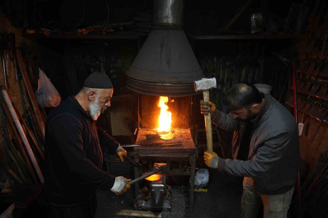 Muş'ta 63 yaşındaki Halit Pınar, 50 yıldır demircilik yaparak bu