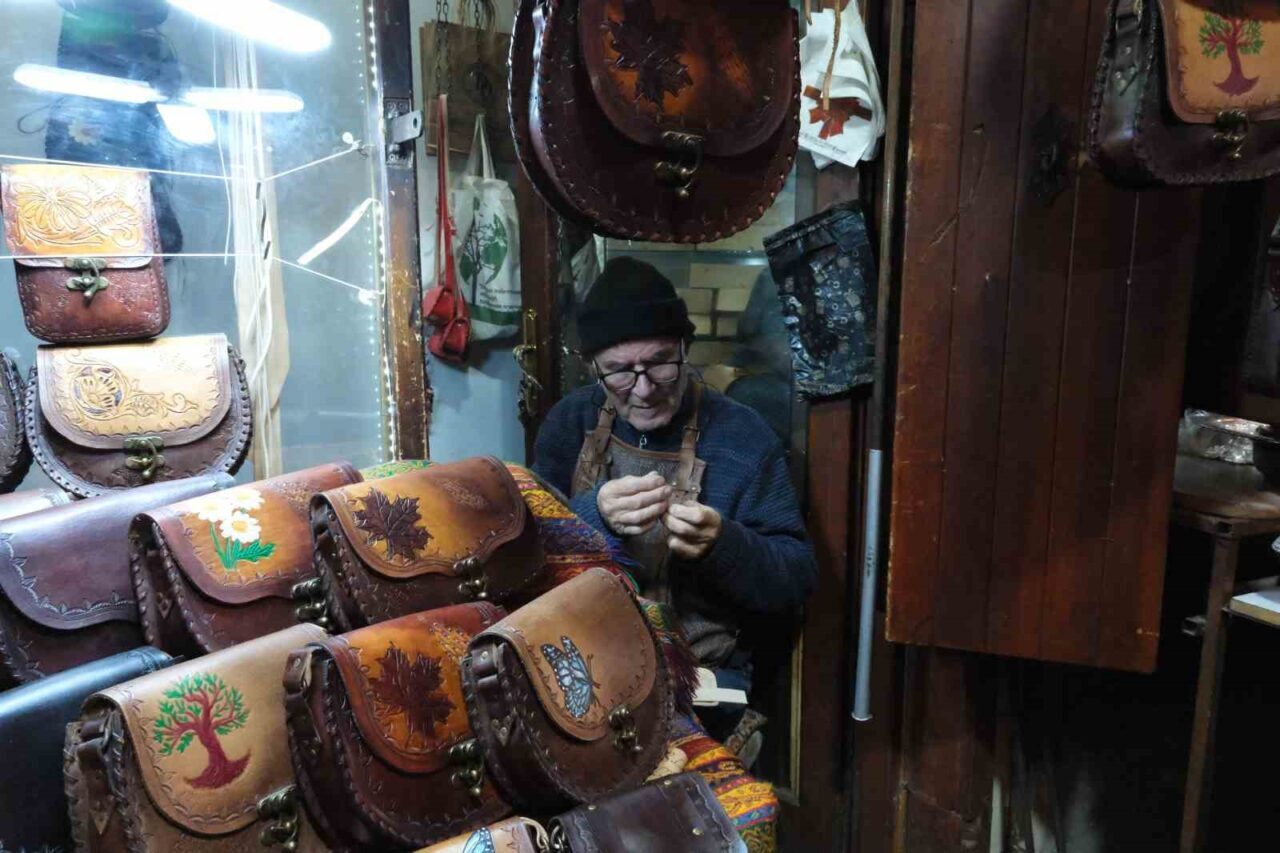 Gaziantep'te 66 yıldır çanta ustalığı yapan Tahir Demirci, dükkanında tamamen