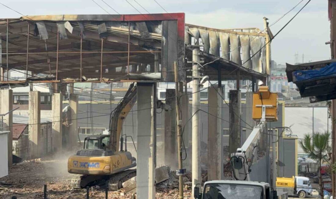 Kocaeli’deki parfüm tesisinde meydana gelen yangında hayatını kaybeden 7 işçi için yıkım çalışmaları başladı Kocaeli'nin Dilovası ilçesindeki parfüm dolum tesisinde 8 Kasım'da çıkan yangında