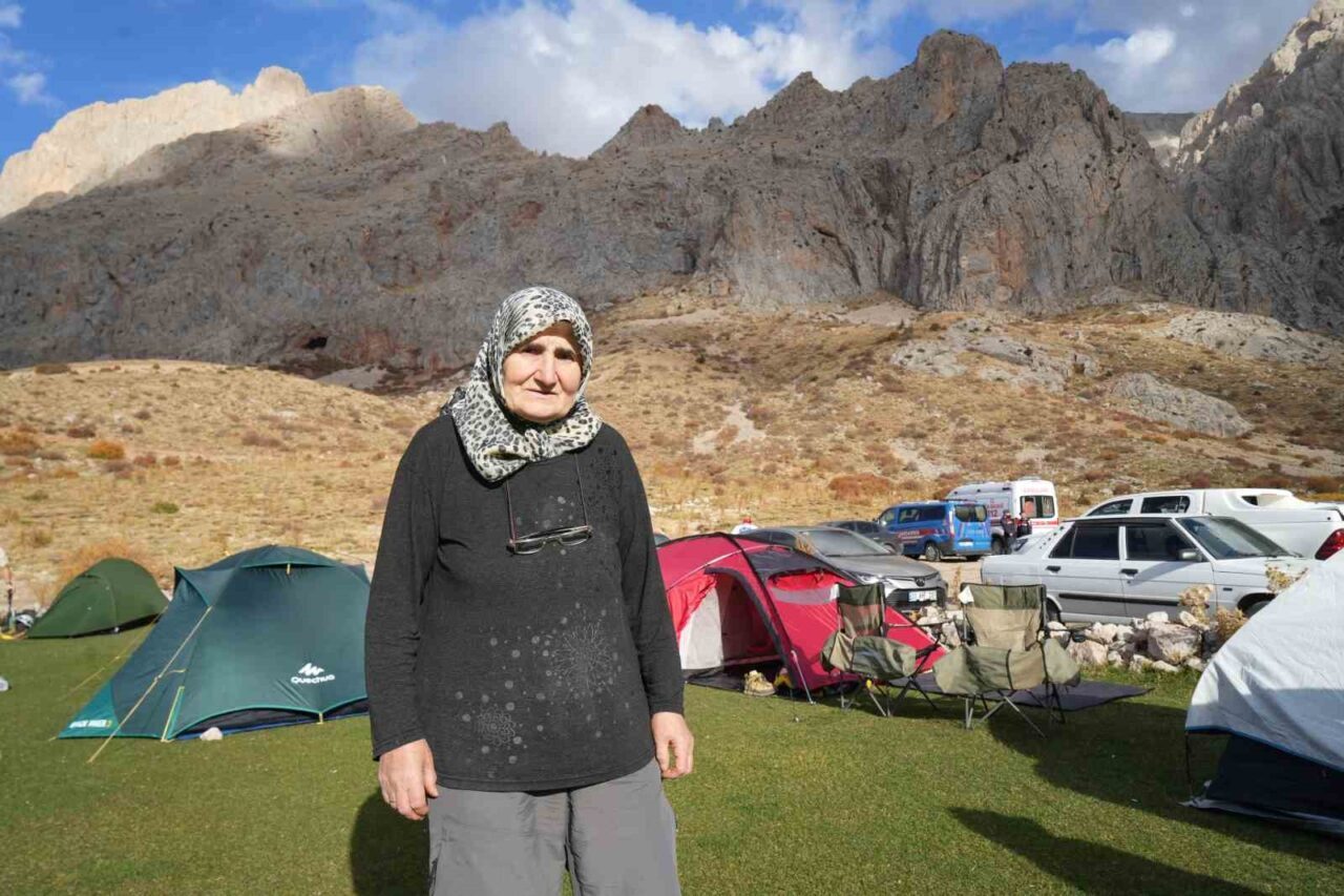 73 yaşındaki Sivaslı dağcı Hatun Okurkan, Aladağlar'a tırmanarak gençlere doğaya