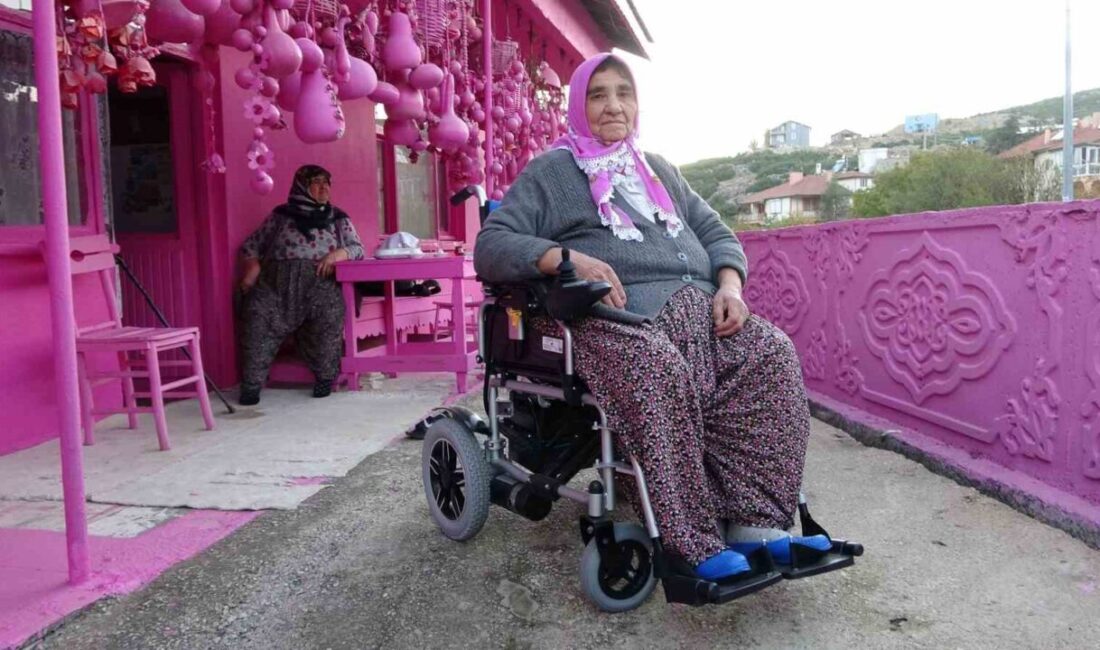 Isparta’da yaşayan 75 yaşındaki Sakine Akkul, hayalini kurduğu akülü aracıyla
