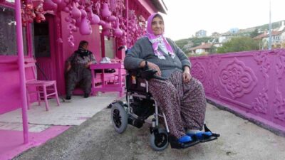 Isparta’da yaşayan 75 yaşındaki Sakine Akkul, hayalini kurduğu akülü aracıyla