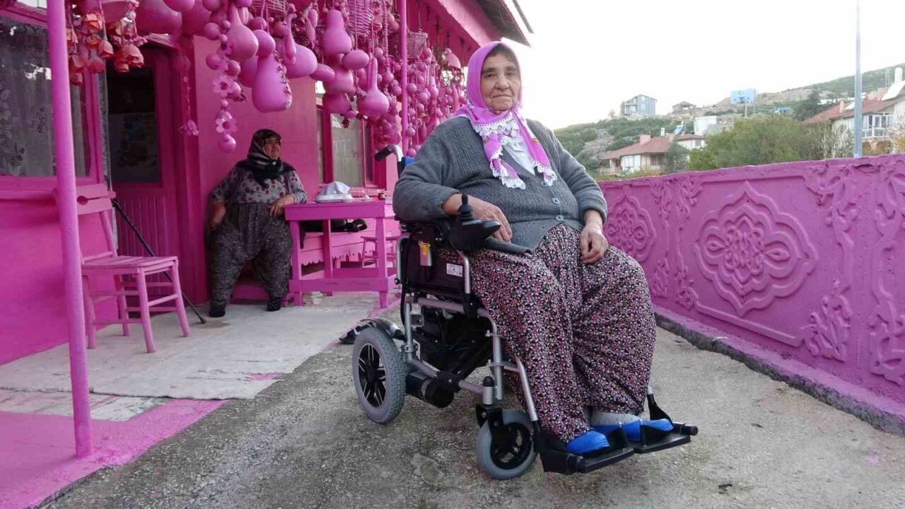 Isparta’da yaşayan 75 yaşındaki Sakine Akkul, hayalini kurduğu akülü aracıyla