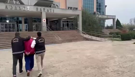Hatay’da 77 Yıl Hapis Cezasıyla Aranan Dolandırıcı, Kurye Kılığındaki Polis Tarafından Yakalandı Hatay'da dolandırıcılık suçundan 77 yıl hapis cezası bulunan Ö.Z., polisin
