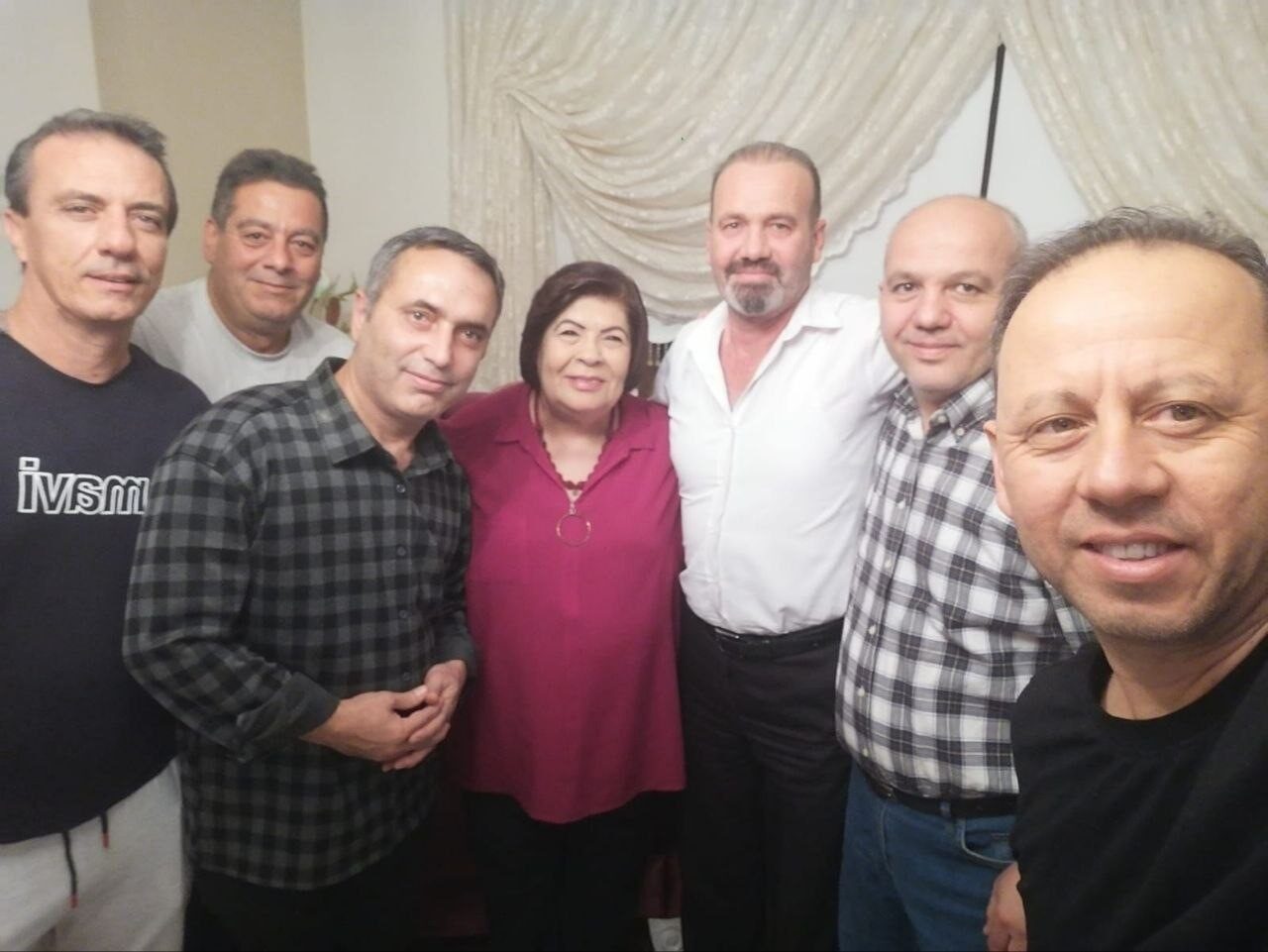 Adana'da 79 yaşındaki Melahat Tutaş, 41 yıl sonra eski öğrencilerinin