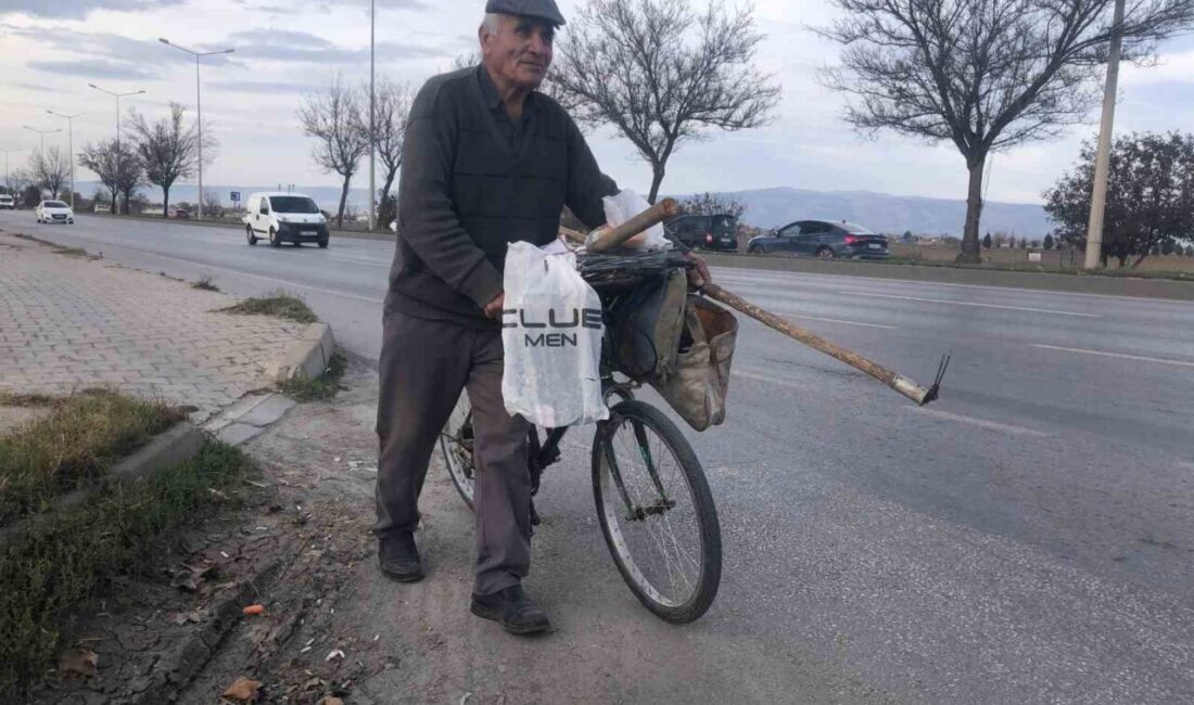 Eskişehir’de yaşayan 84 yaşındaki Kamil Köprülü, bisikletiyle atıkları toplayarak çevresine