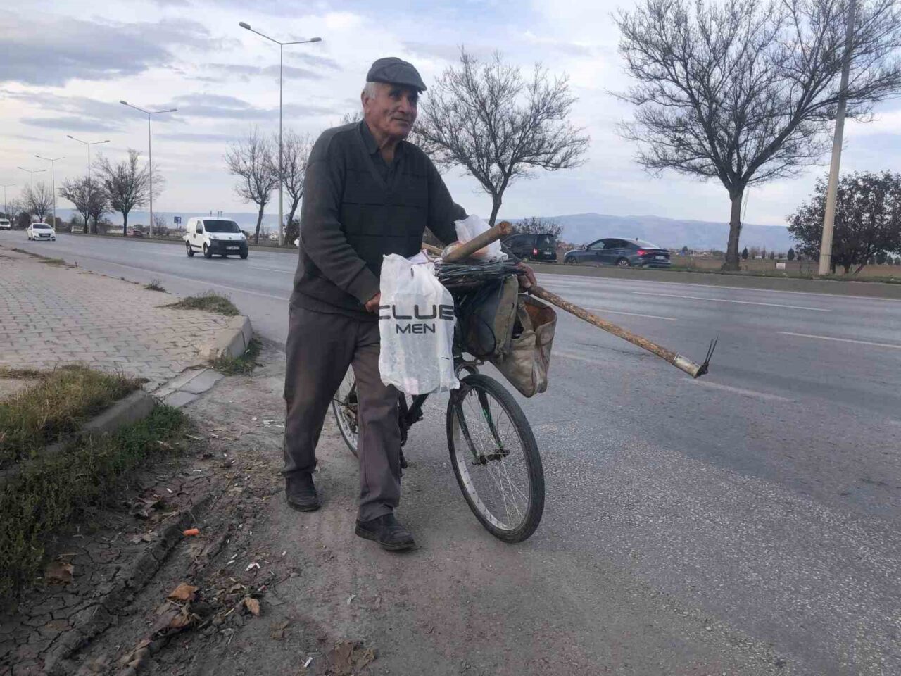 Eskişehir’de yaşayan 84 yaşındaki Kamil Köprülü, bisikletiyle atıkları toplayarak çevresine