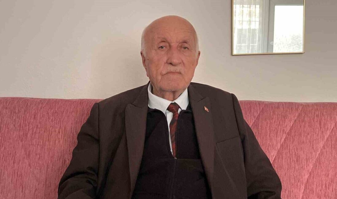85 yaşındaki emekli öğretmen Mustafa Koç, Hayrabolu'da öğretmenlik hayatının ilk