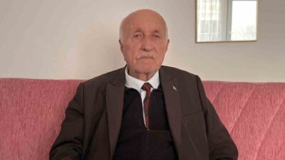 85 yaşındaki emekli öğretmen Mustafa Koç, Hayrabolu'da öğretmenlik hayatının ilk