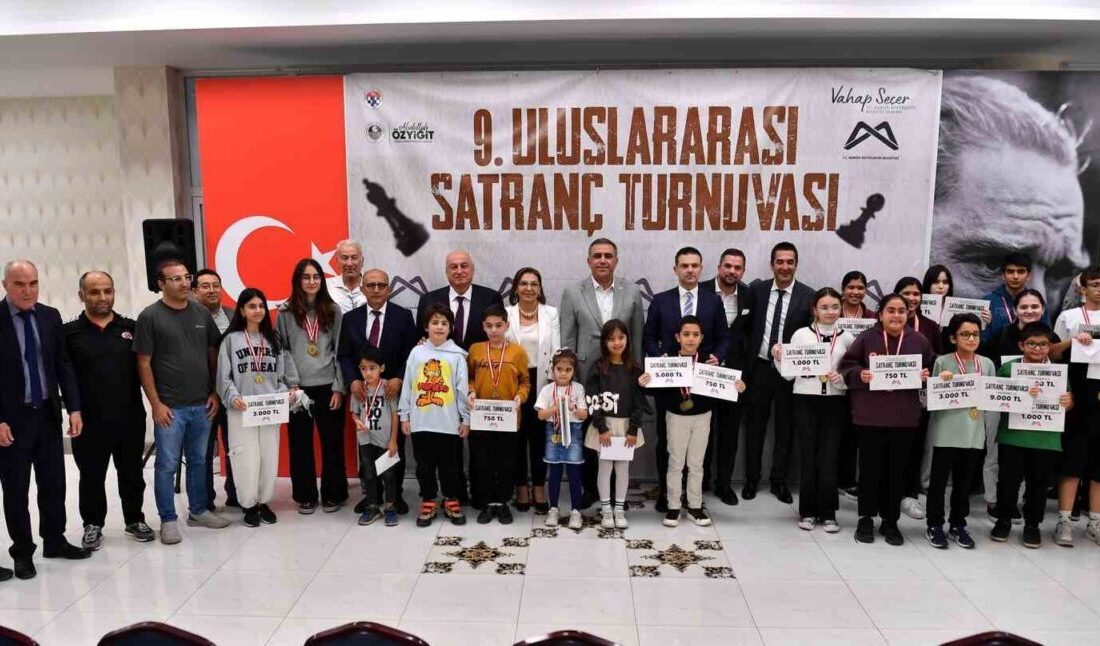 Mersin’de Düzenlenen Uluslararası Satranç Turnuvası Ödül Töreniyle Sonuçlandı Mersin'de düzenlenen 9. Uluslararası Satranç Turnuvası, 360 sporcunun katılımıyla sona