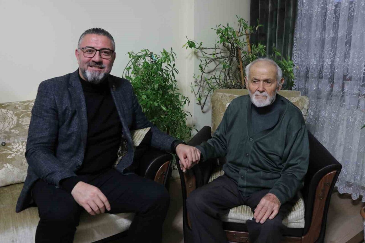 Sivas'ta 24 Kasım Öğretmenler Günü'nde, 95 yaşındaki emekli öğretmen ve