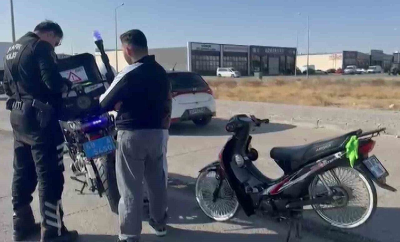Aksaray'da polis ekipleri, yüksek ses çıkaran motosikleti durdurarak sürücü Y.L.'ye
