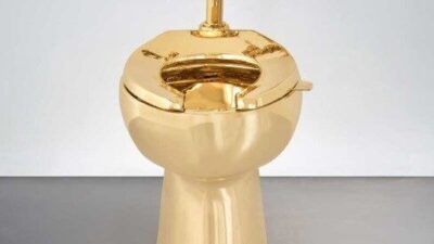 New York'taki Sotheby’s Müzayede Evi'nde İtalyan sanatçı Maurizio Cattelan’ın 18