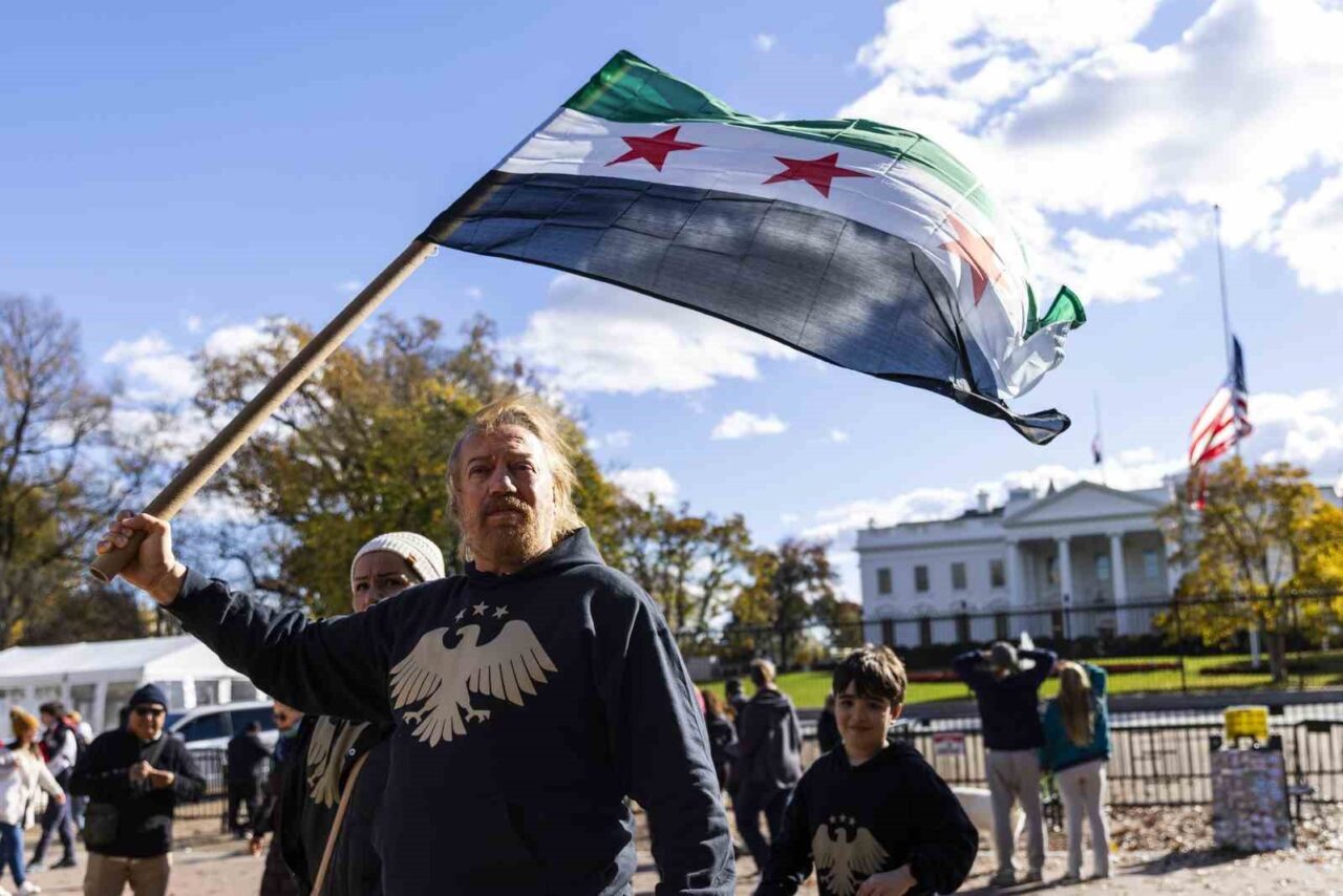 ABD’deki Suriyeliler, Beyaz Saray’dan ayrılan Suriye Devlet Başkanı eş-Şara’ya sıcak karşılamada bulundu.