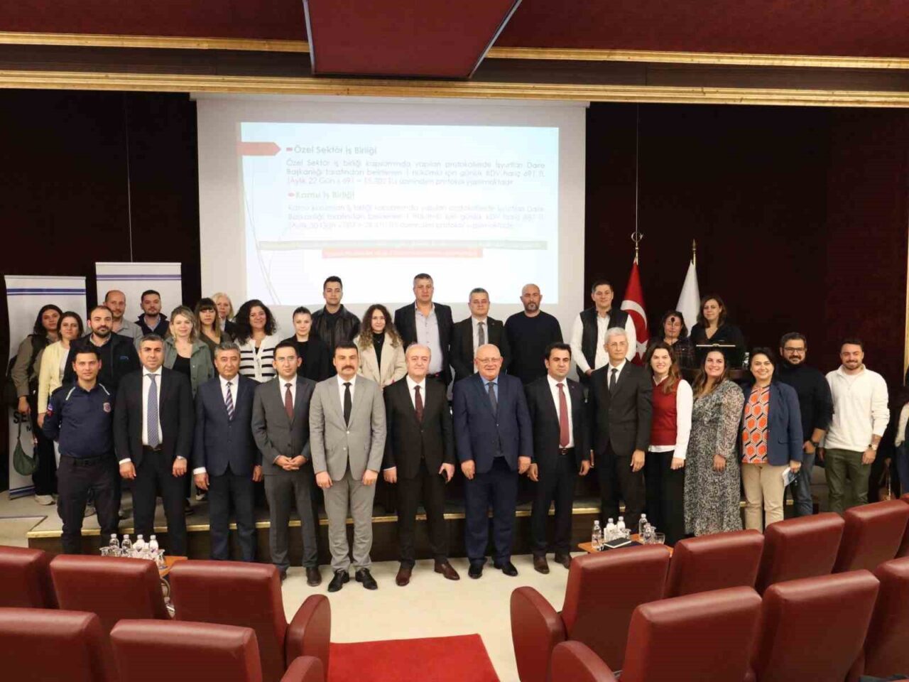 Manisa'da düzenlenen "Adalet ve Sanayi İş Birliği Forumu"nda sanayi temsilcileri,