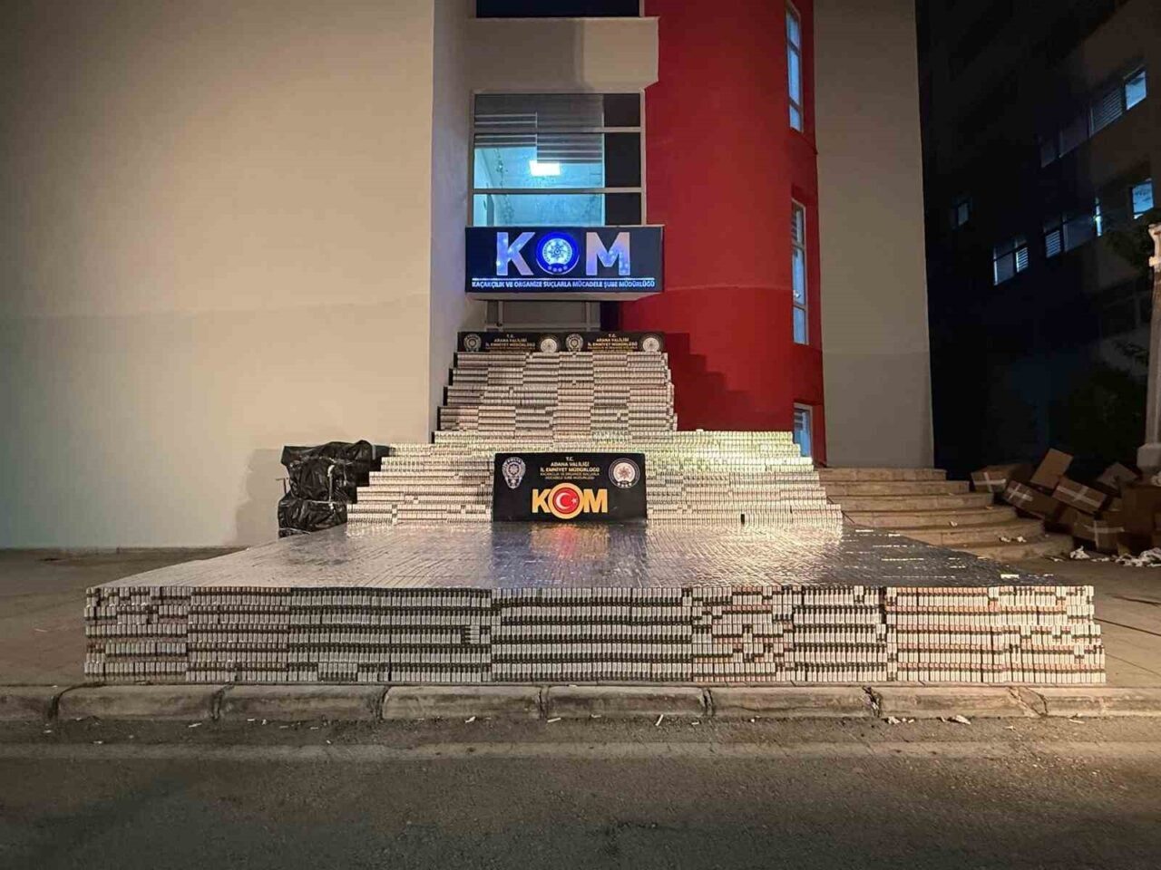 Adana'da yapılan operasyonda, 105 bin paket kaçak sigara ele geçirildi.