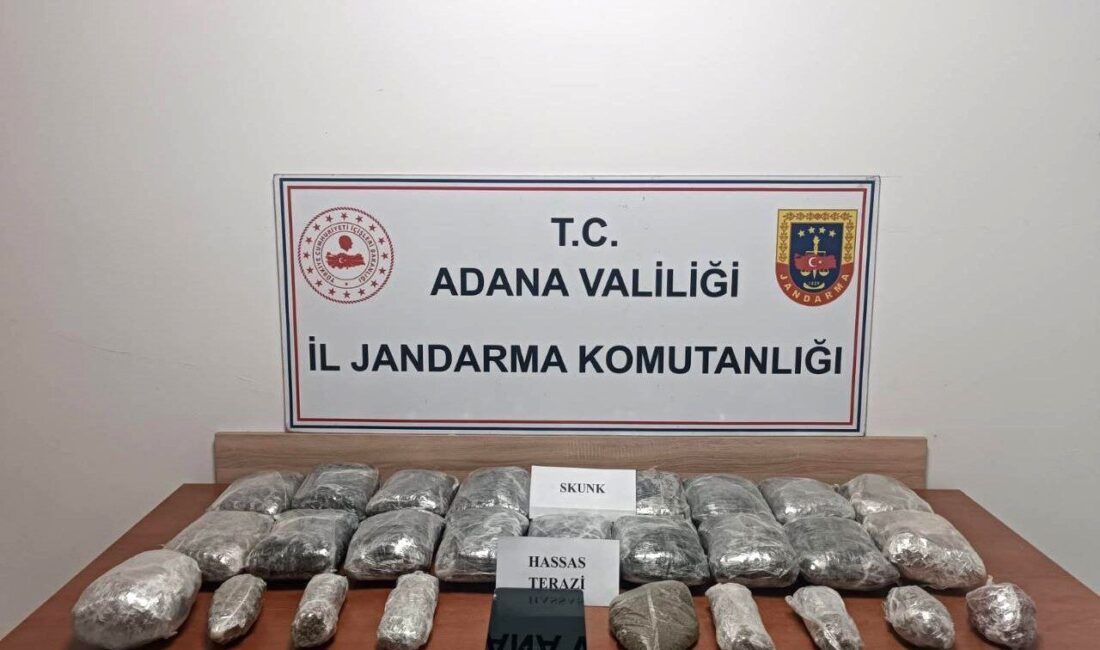 Adana’da jandarma, uyuşturucu satışı yapan bir eve düzenlediği operasyonda 11