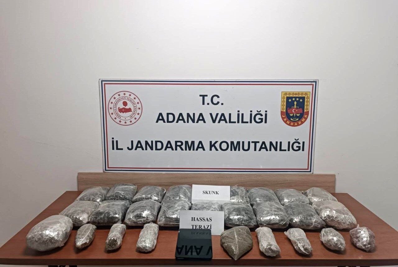 Adana’da jandarma, uyuşturucu satışı yapan bir eve düzenlediği operasyonda 11