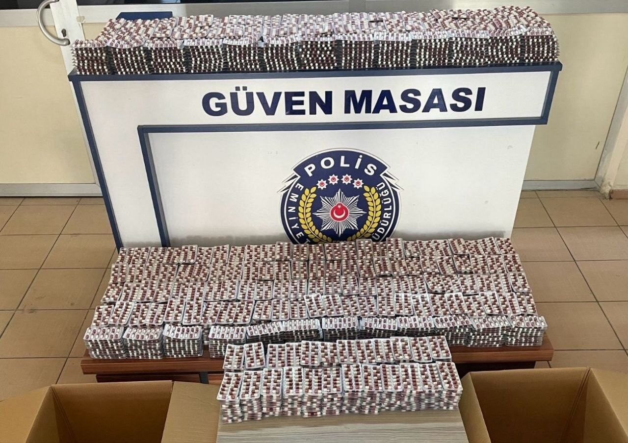 Adana'nın Yüreğir ilçesinde, devriye ekiplerinin şüpheli bulduğu aracın içinde 34