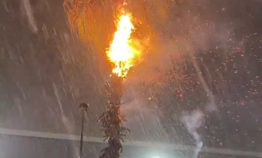 Adana’da Sağanak Yağış Sırasında İki Noktaya Yıldırım Düşmesi Sonucu Yangın Çıktı, İtfaiye Müdahale Etti Adana'da sağanak yağış sırasında iki noktaya yıldırım düştü. Seyhan ilçesindeki