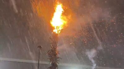 Adana'da sağanak yağış sırasında iki noktaya yıldırım düştü. Seyhan ilçesindeki