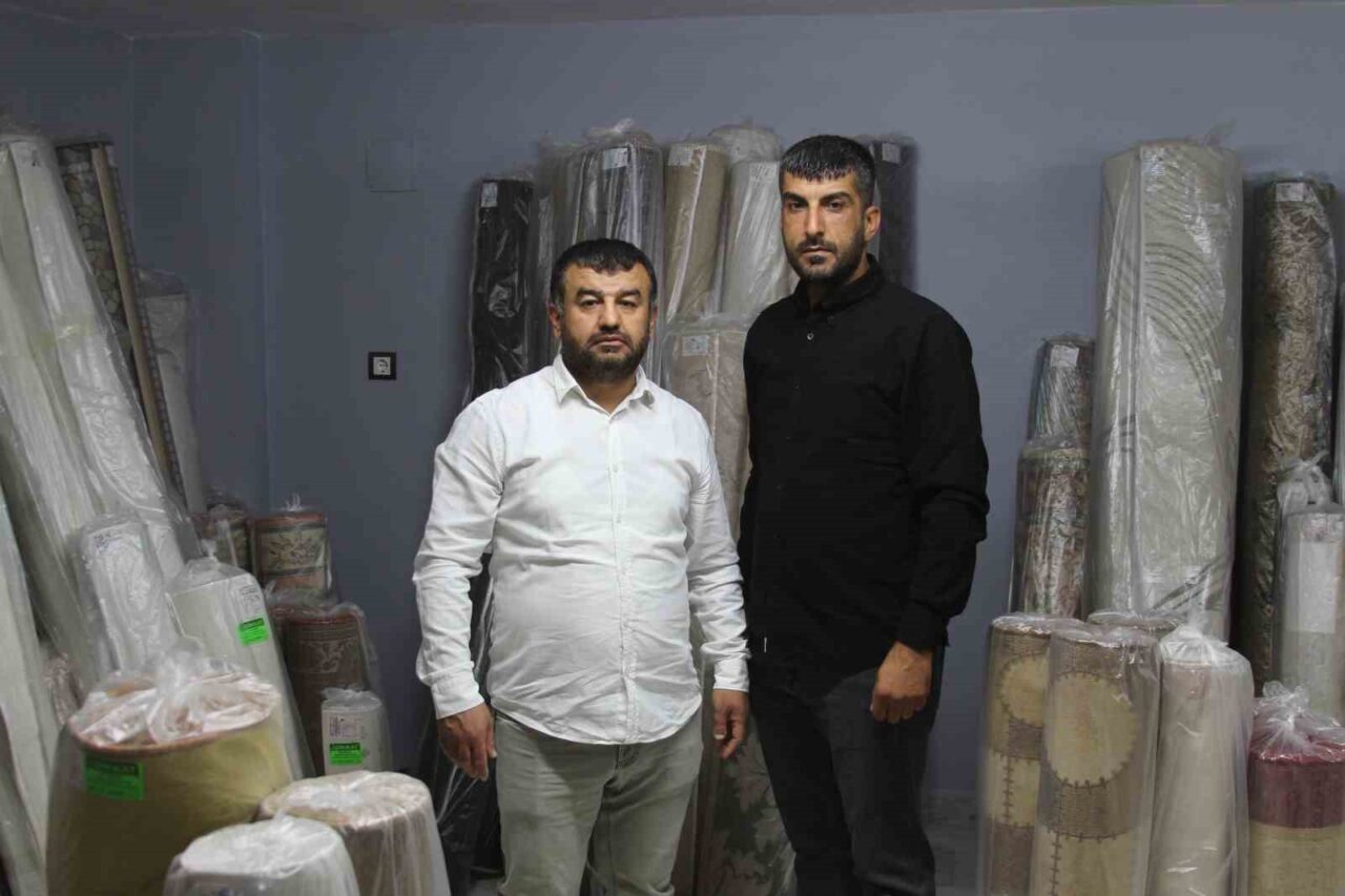 Adana'da halı yıkama firmasında çalışan Mehmet Reşit Erkek, müşterisinin halısında