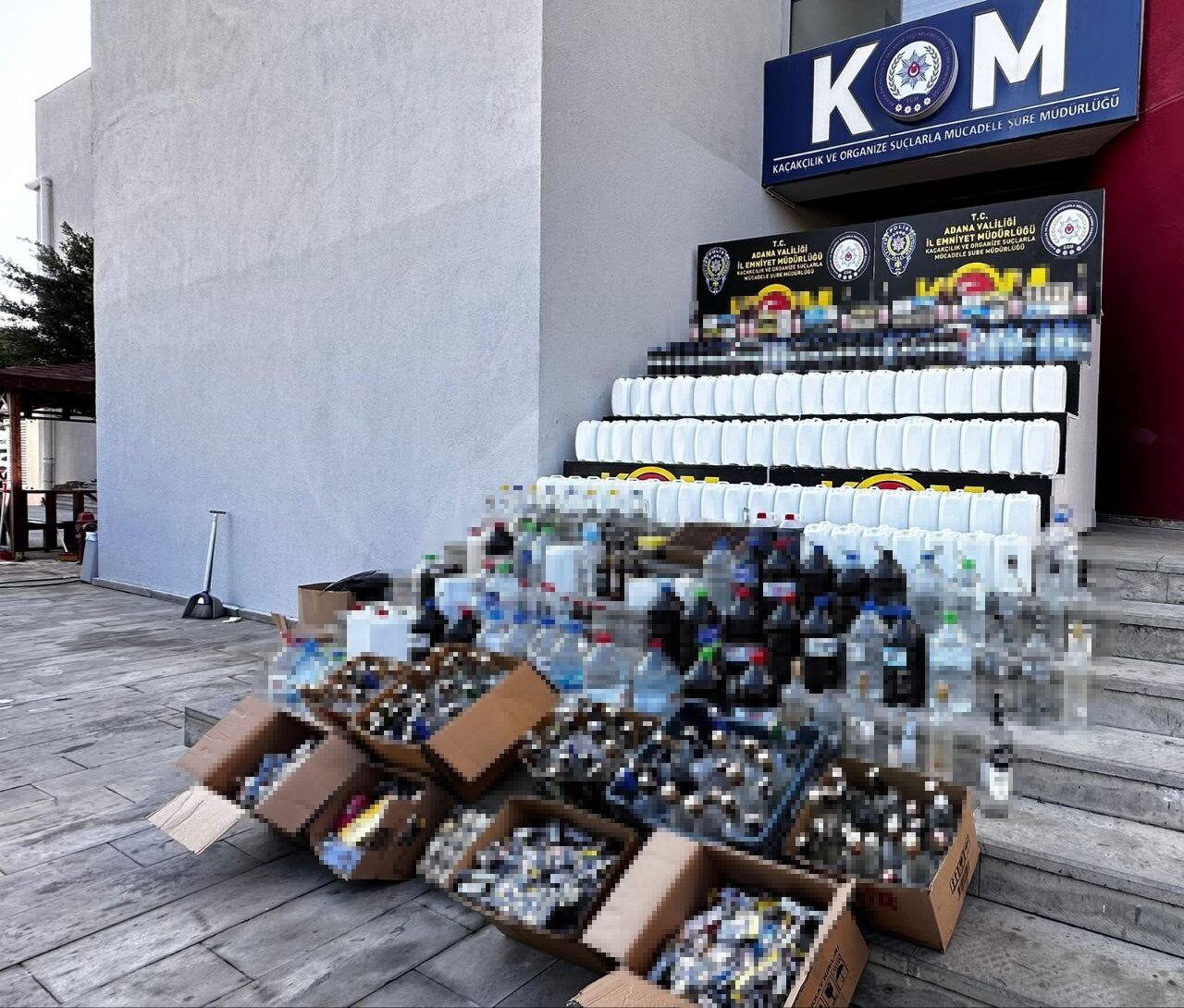 Adana'da gerçekleştirilen operasyonda, kaçak içki üretimi ve satışı yaptığı belirlenen