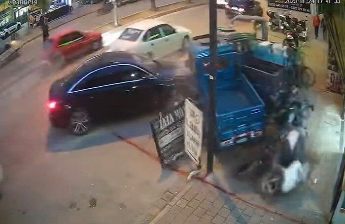 Adana’da otomobilin dolmuşa ve kaldırımdaki motosikletlere çarpması güvenlik kameralarına yansıdı Adana Yüreğir'de bir otomobil, trafikteki dolmuşa çarparak ardından kaldırımdaki iki