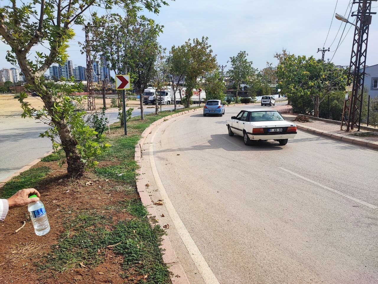 Adana'nın Seyhan ilçesindeki Mehmet Fuat Diblan Bulvarı'nda keskin virajlar nedeniyle