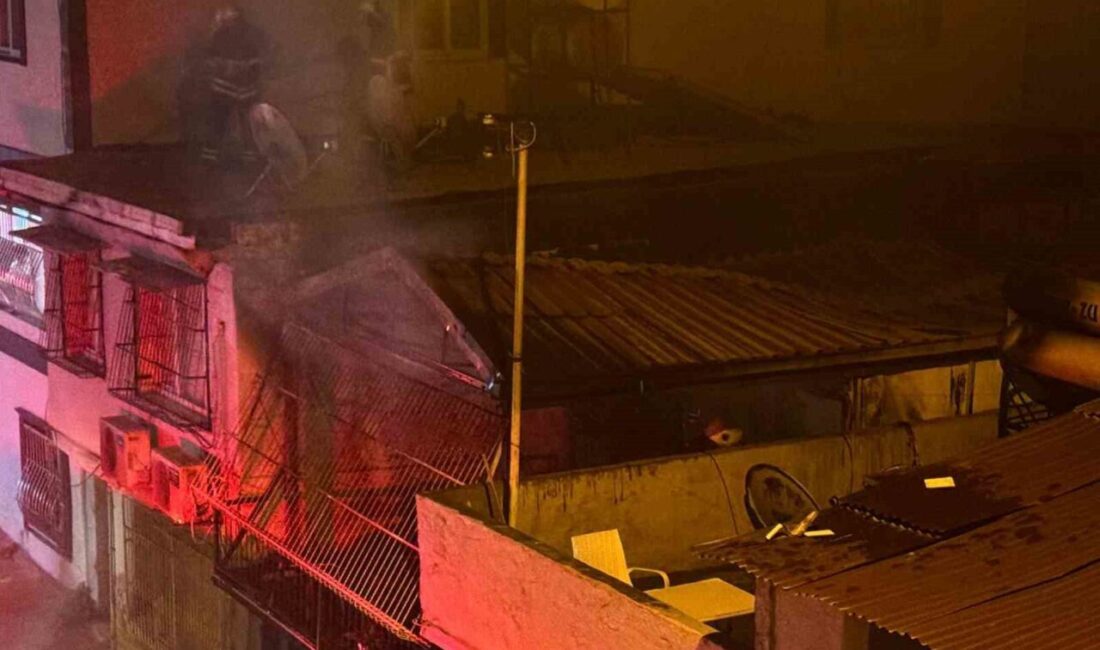 Adana’da müstakil evde çıkan yangında büyük hasar meydana geldi. Adana'nın Seyhan ilçesindeki Sümer Mahallesi'nde bir müstakil evde meydana gelen