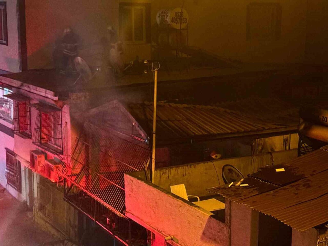 Adana’da müstakil evde çıkan yangında büyük hasar meydana geldi.