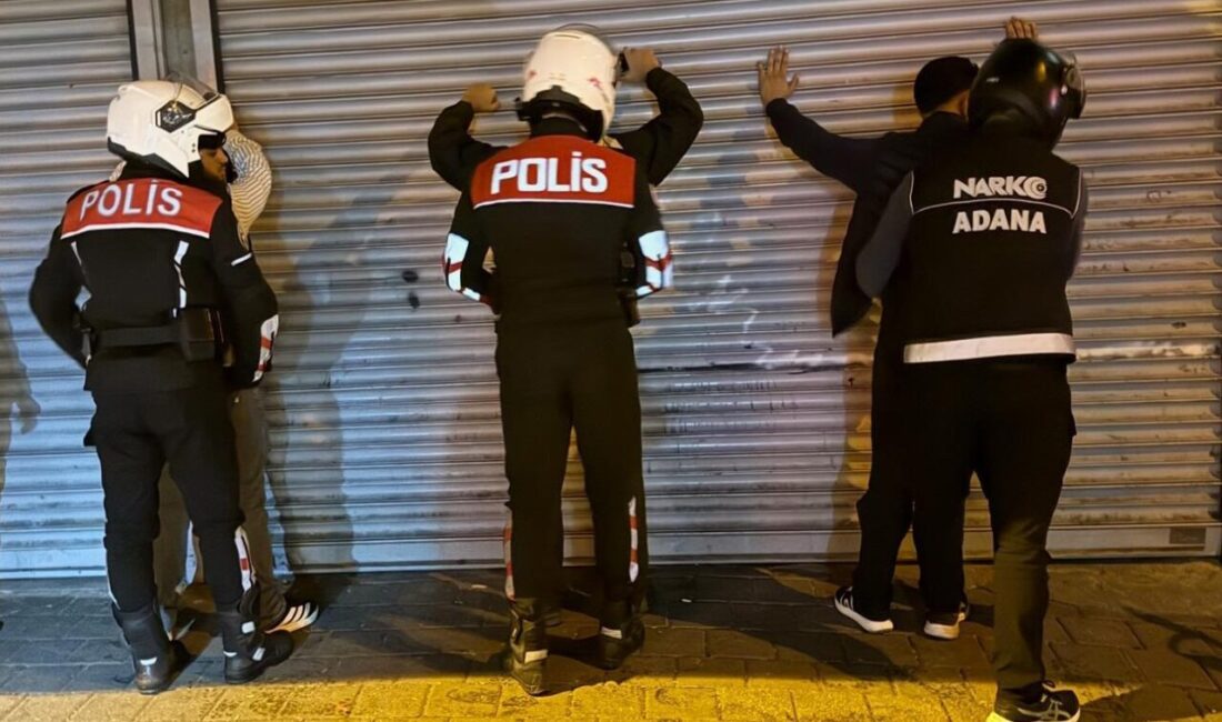 Adana’da Narkotik Ekiplerinin Narkotik Uygulamasında 20 Uyuşturucu Kullanıcısı Yakalandı Adana'da, Yüreğir ilçesinin dört mahallesinde gerçekleştirilen 'narko-alan' operasyonunda 20 kişi