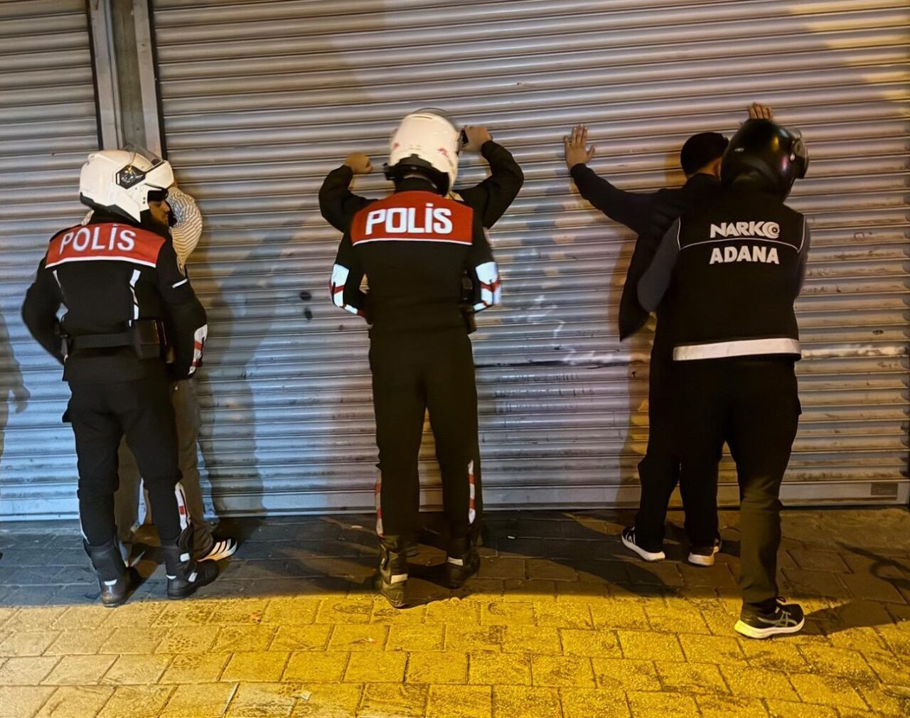 Adana'da, Yüreğir ilçesinin dört mahallesinde gerçekleştirilen 'narko-alan' operasyonunda 20 kişi