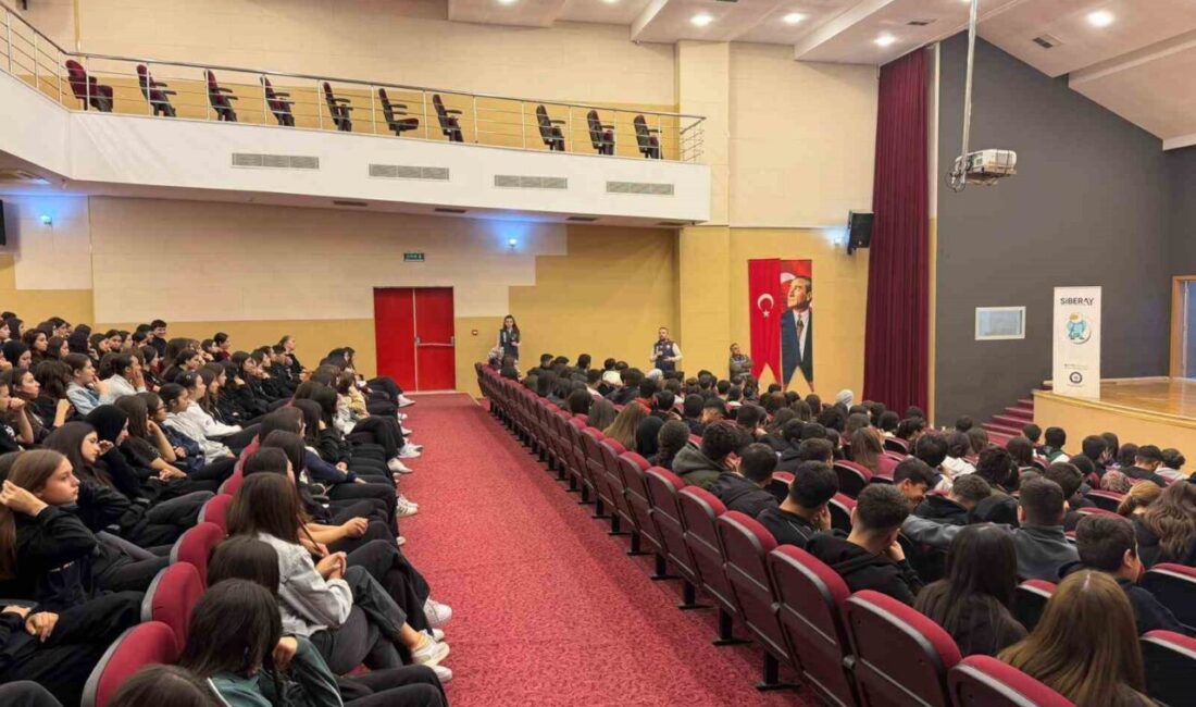 Adana'da polis, lise öğrencilerine yönelik düzenlediği seminerde internet güvenliği, siber