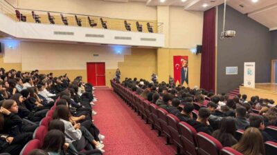 Adana'da polis, lise öğrencilerine yönelik düzenlediği seminerde internet güvenliği, siber