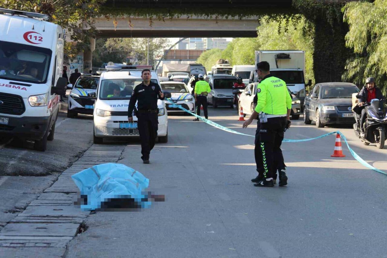 Adana’da Yolun Karşısına Geçen Yaşlı Adam, Araç Çarpması Sonucunda Hayatını Kaybetti